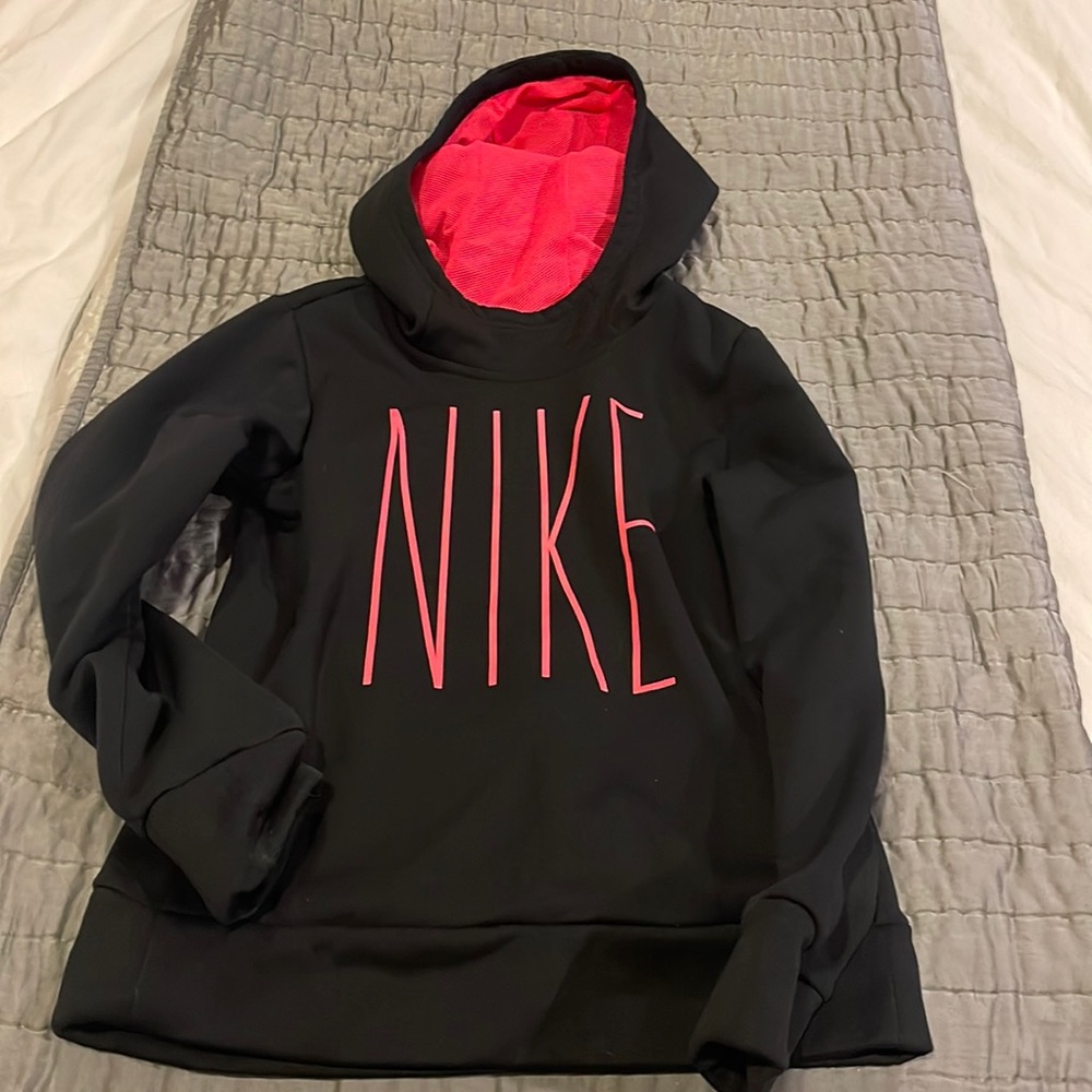 Like new girls Nike hooded sweatshirt in black size small. Has bright pink logo.
